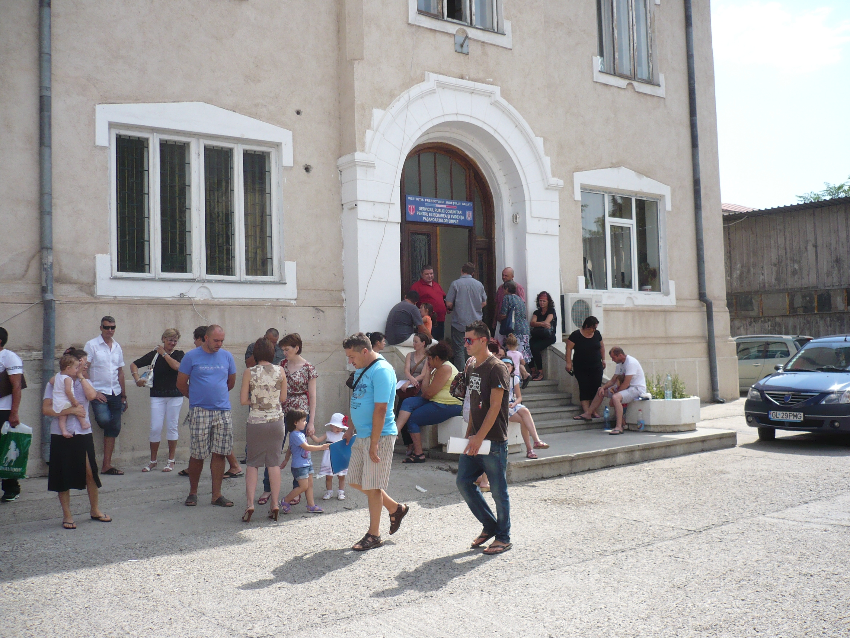 Plec în străinătate, ce aleg: paşaport clasic sau biometric?