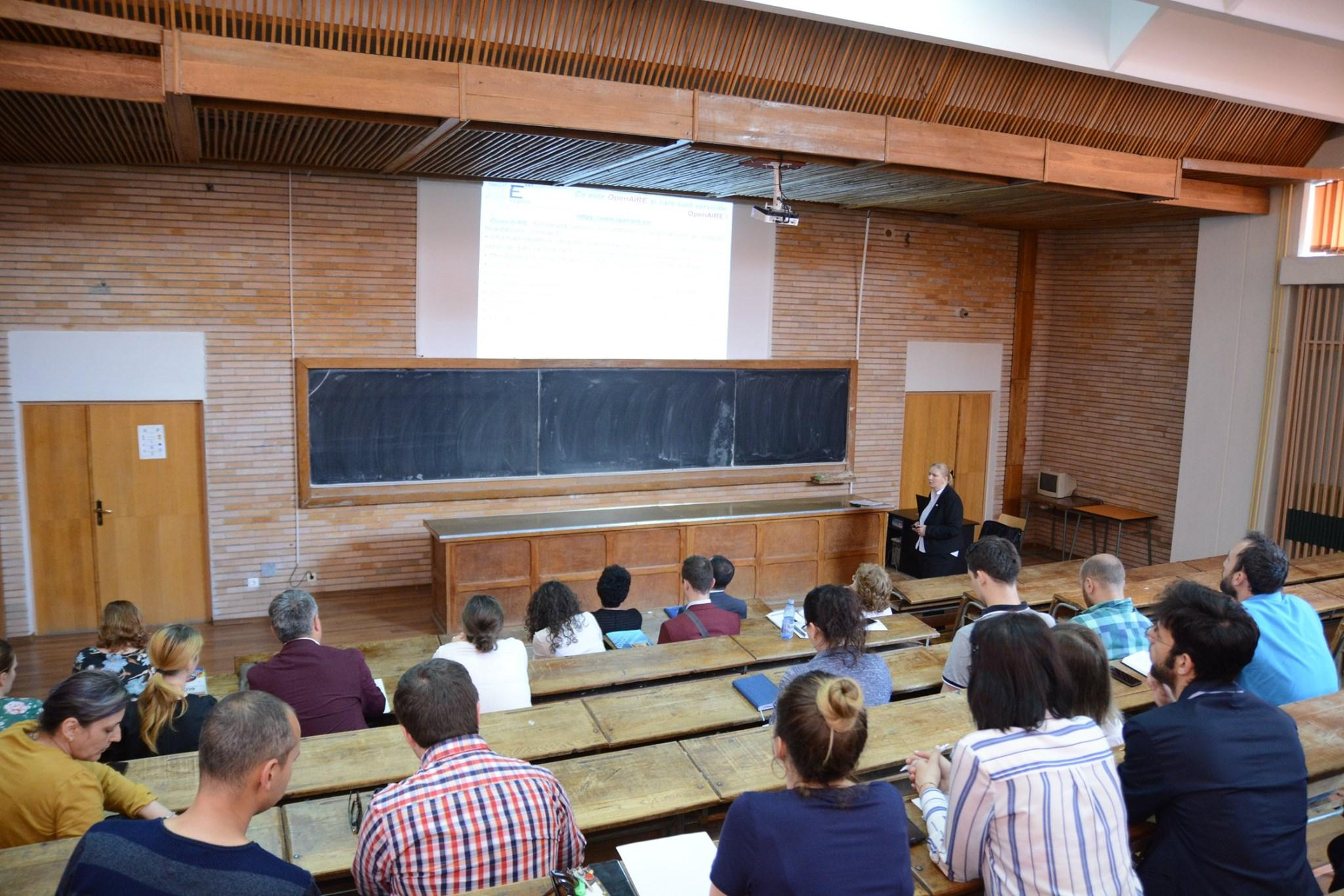 Tineri cercetători, instruiţi cum să folosească bazele de date