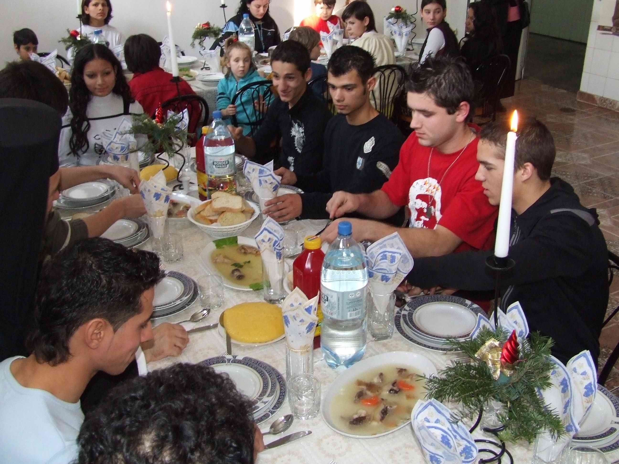 Aşezământul "Sfântul Vasile cel Mare" din Galaţi - Casă şi masă pentru orfani şi săraci