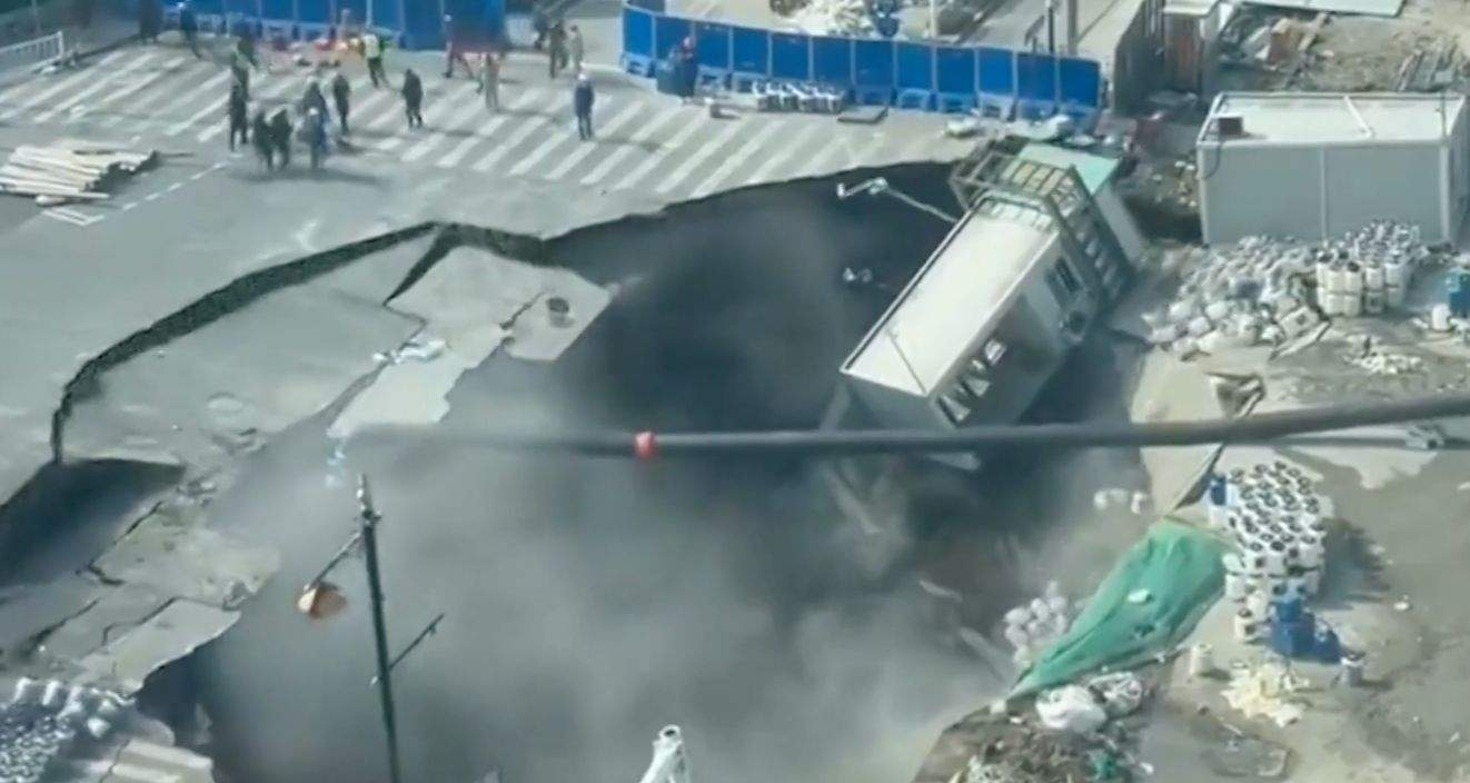 Groapă uriașă în Shanghai, după prăbușirea unui drum