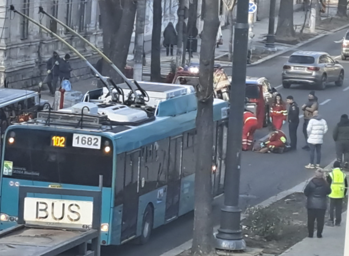 UPDATE: Accident pe Domnească. O femeie a murit după ce a fost lovită de o mașină (video)