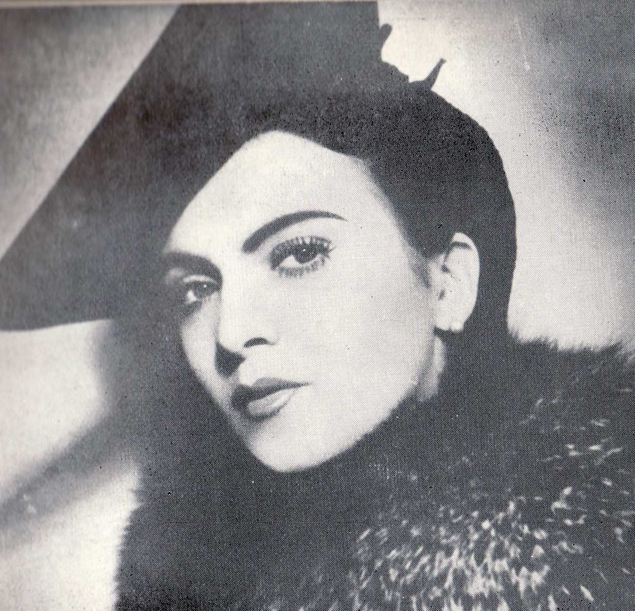 Opt artişti din ţări diferite reînvie cântecele Mariei Tănase/ Spectacole la Casa de Cultură a Sindicatelor