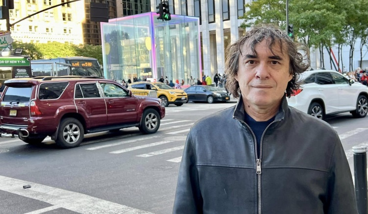 Mircea, fă-te că lucrezi la Academie!