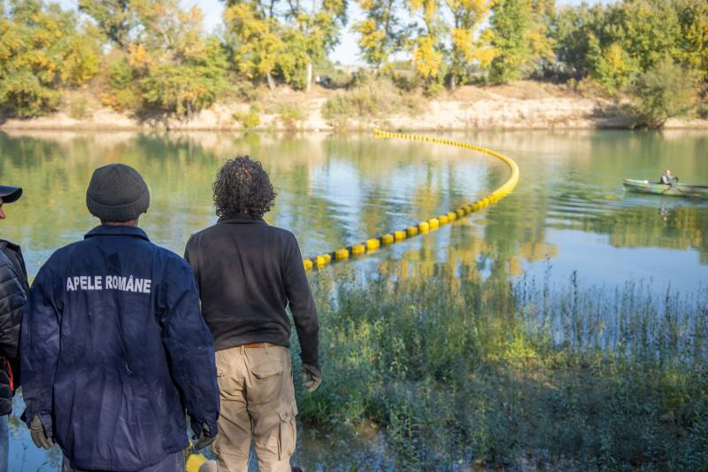 Șendreni. Barieră plutitoare pentru oprirea gunoaielor de pe Siret