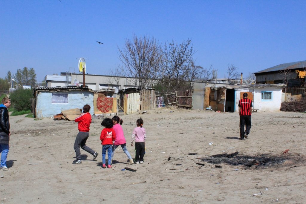 Zeci de suflete încercate de viaţă. FAMILII UITATE în ”Livada de Nuci”