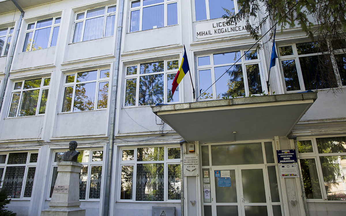 Cine anvelopează două corpuri de clădire la CNMK