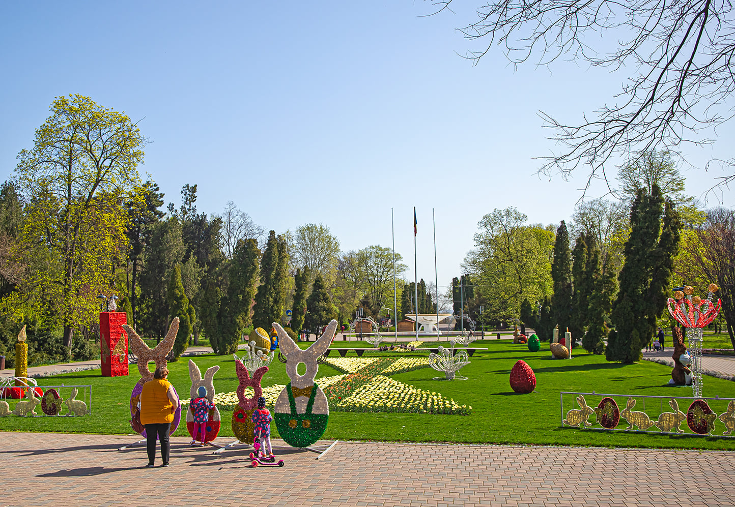 De la masa de Paște, în parc, pentru arderea caloriilor. Locuri de joacă pline şi cozi pe la tarabele cu dulciuri