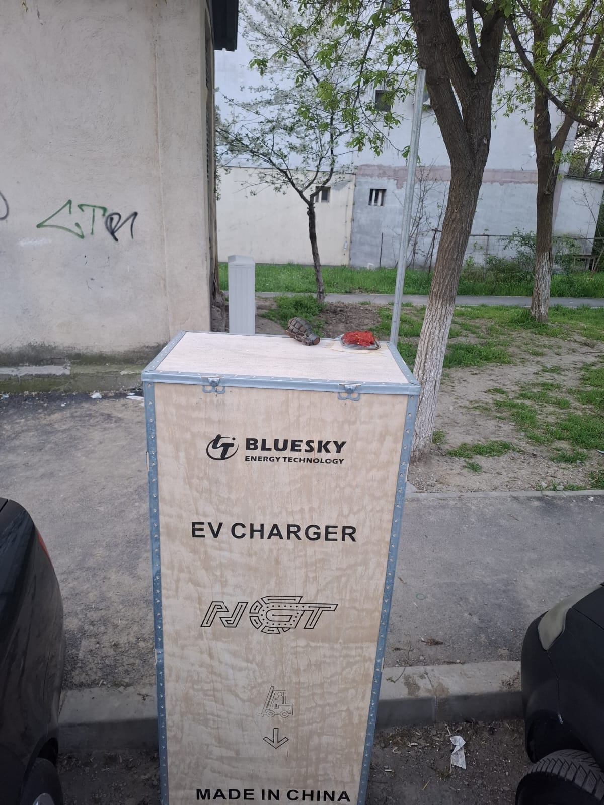 Ce-și mai uită gălățenii prin parcări. O grenadă a fost găsită între mașini, la IREG