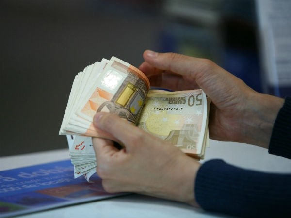 Tânăra care a ŢEPUIT un belgian nu are voie să plece din România