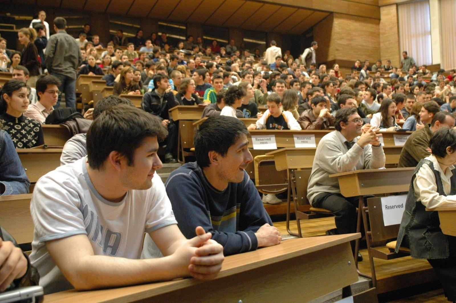 Fără festivism, se deschide anul universitar