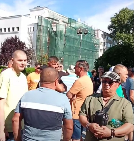 „Vrem să muncim, nu să cerșim!”. Un nou protest al siderurgiștilor la Prefectură
