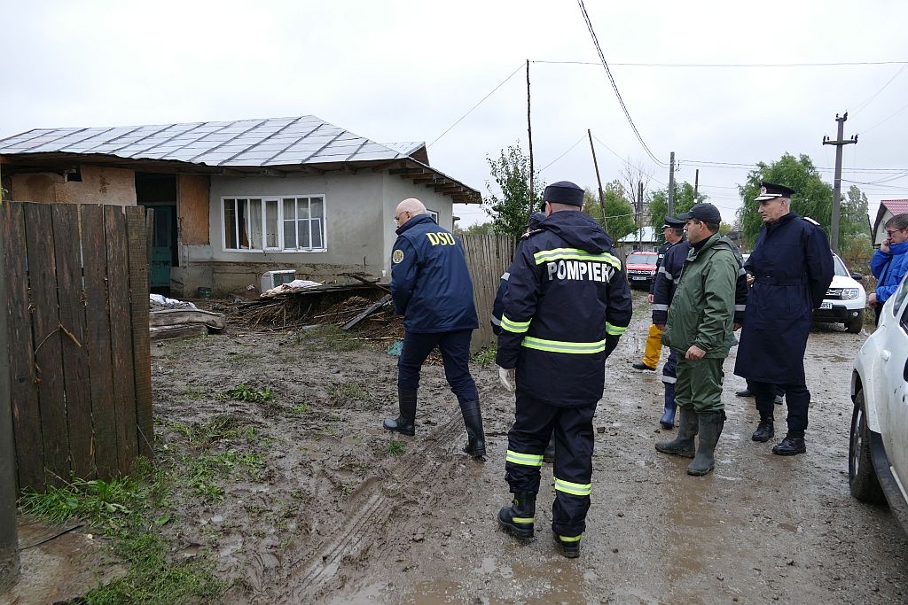 Raed Arafat şi şeful IGSU, în localităţile INUNDATE din județul Galați