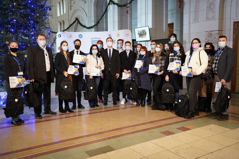 30 de studenţi vor promova Universitatea