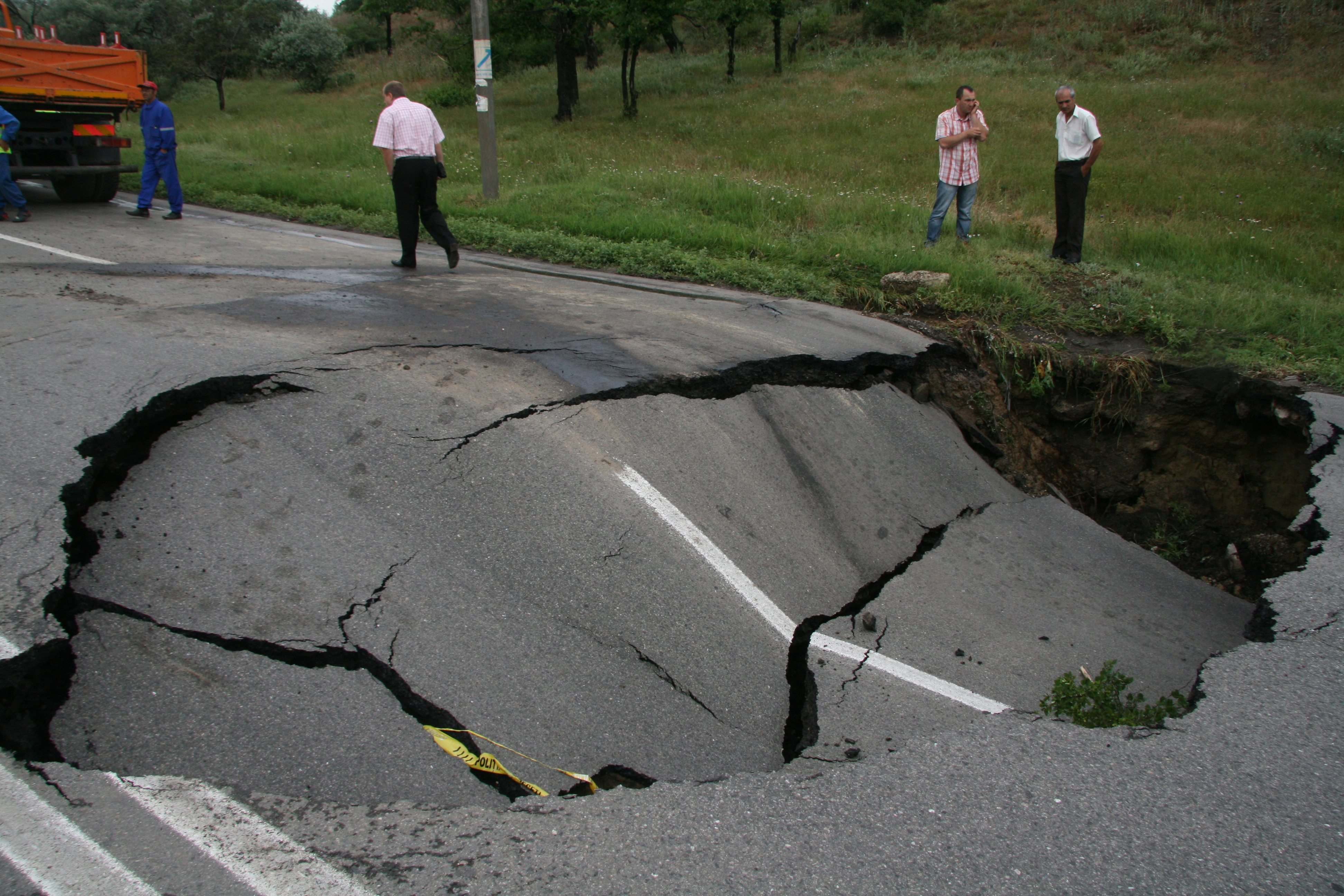 Galaţi, ţinutul gropilor gigant! Care e cel mai tare crater din oraş?