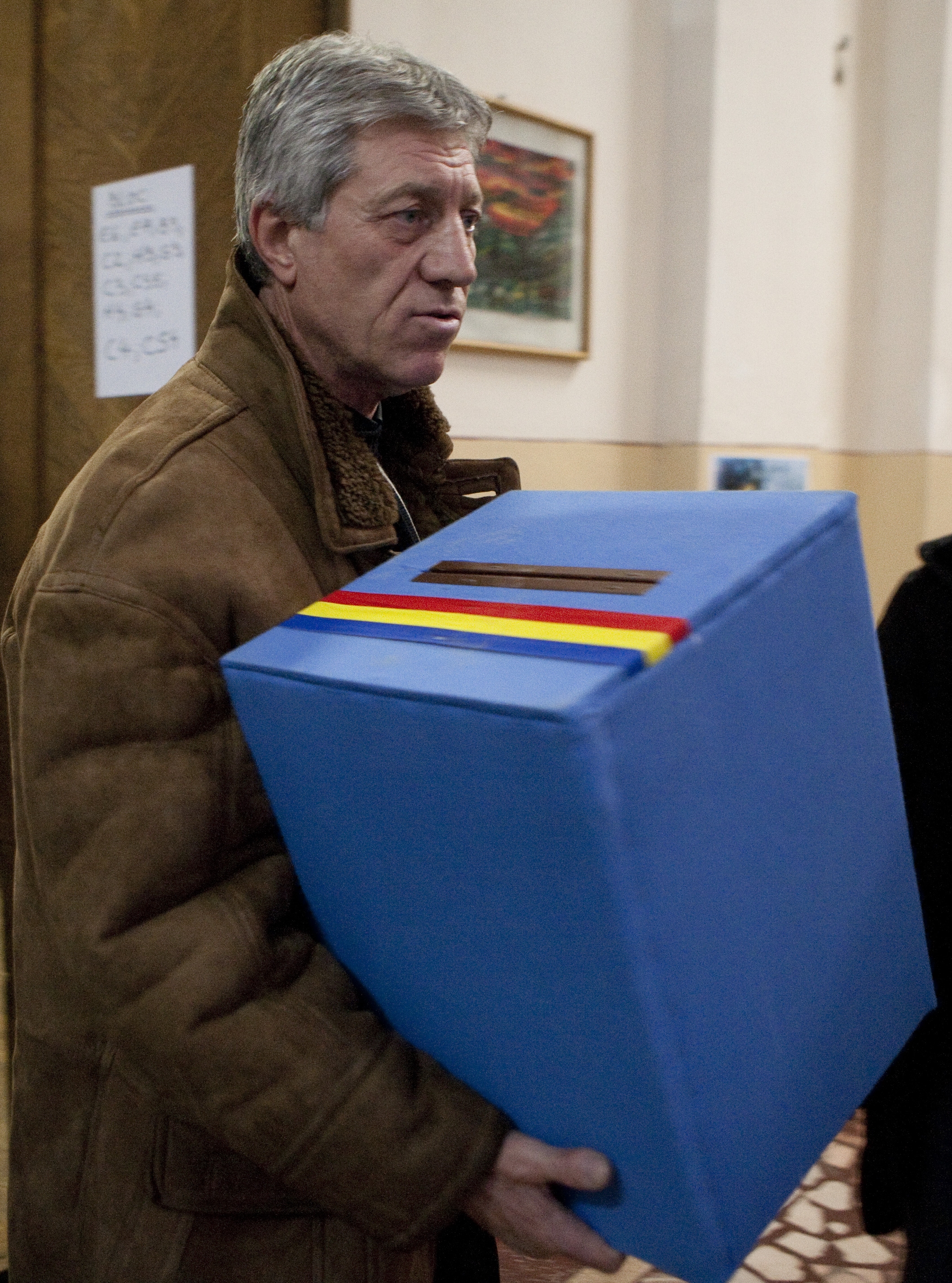 Tecuci: Urna mobilă, motiv de zânzanie între candidaţi