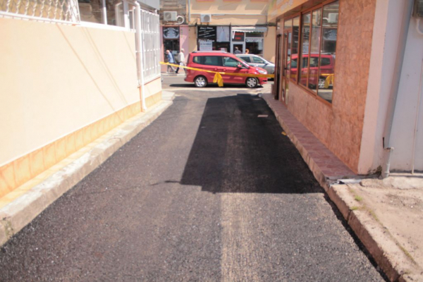 UPDATE | În urma materialelor din "Viaţa liberă", aleea de acces de pe Bălcescu 3 a fost ASFALTATĂ