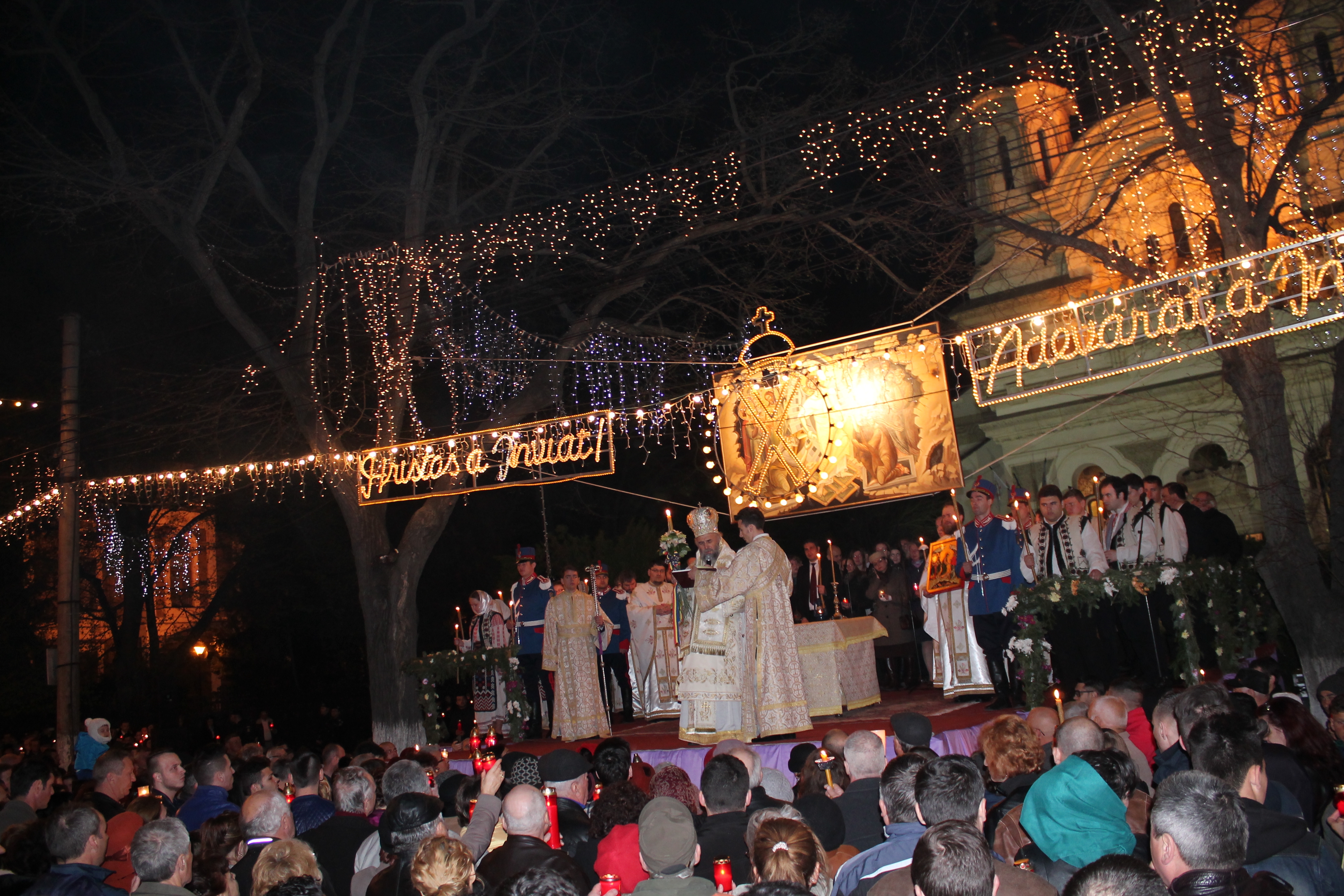 Mii de oameni au primit LUMINA SFÂNTĂ, la CATEDRALA din Galaţi (FOTO)