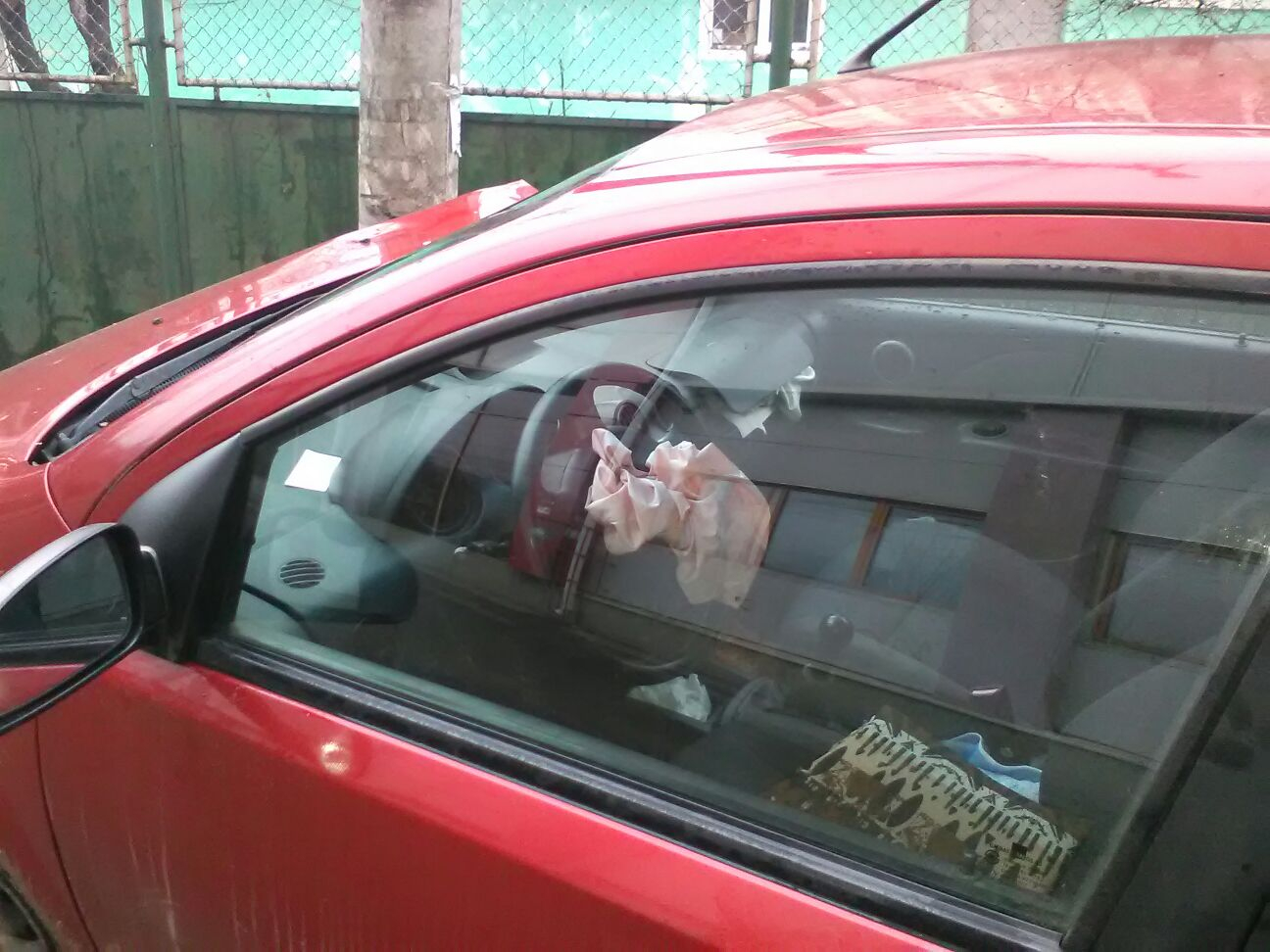 Beat-turtă, a intrat în stâlp cu mașina furată