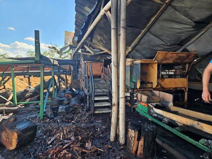 Magazie arsă din cauza unui aparat de tăiat lemne