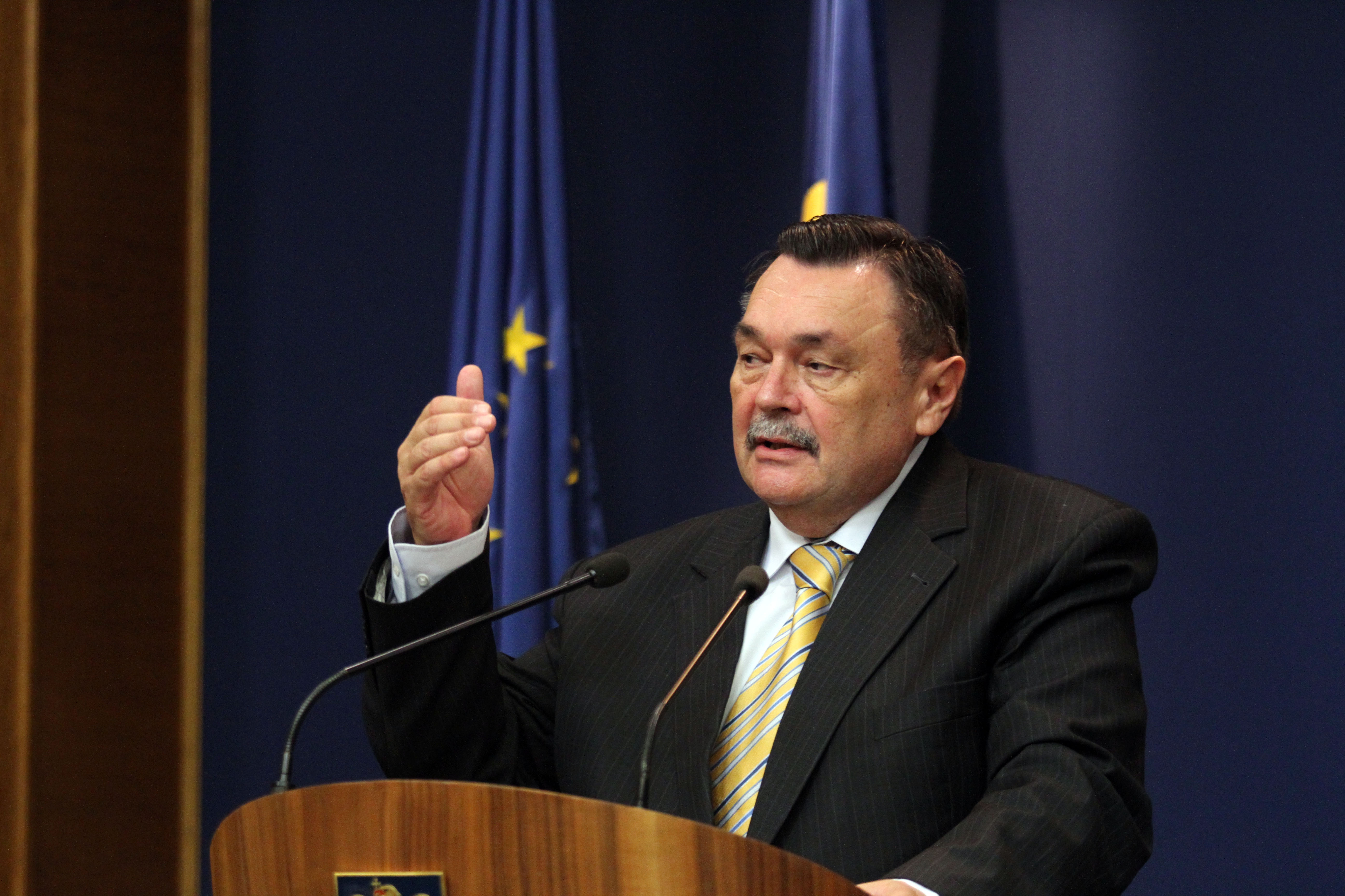 Interviuri în oglindă: Duelul miniştrilor Victor Paul Dobre şi Dan Nica