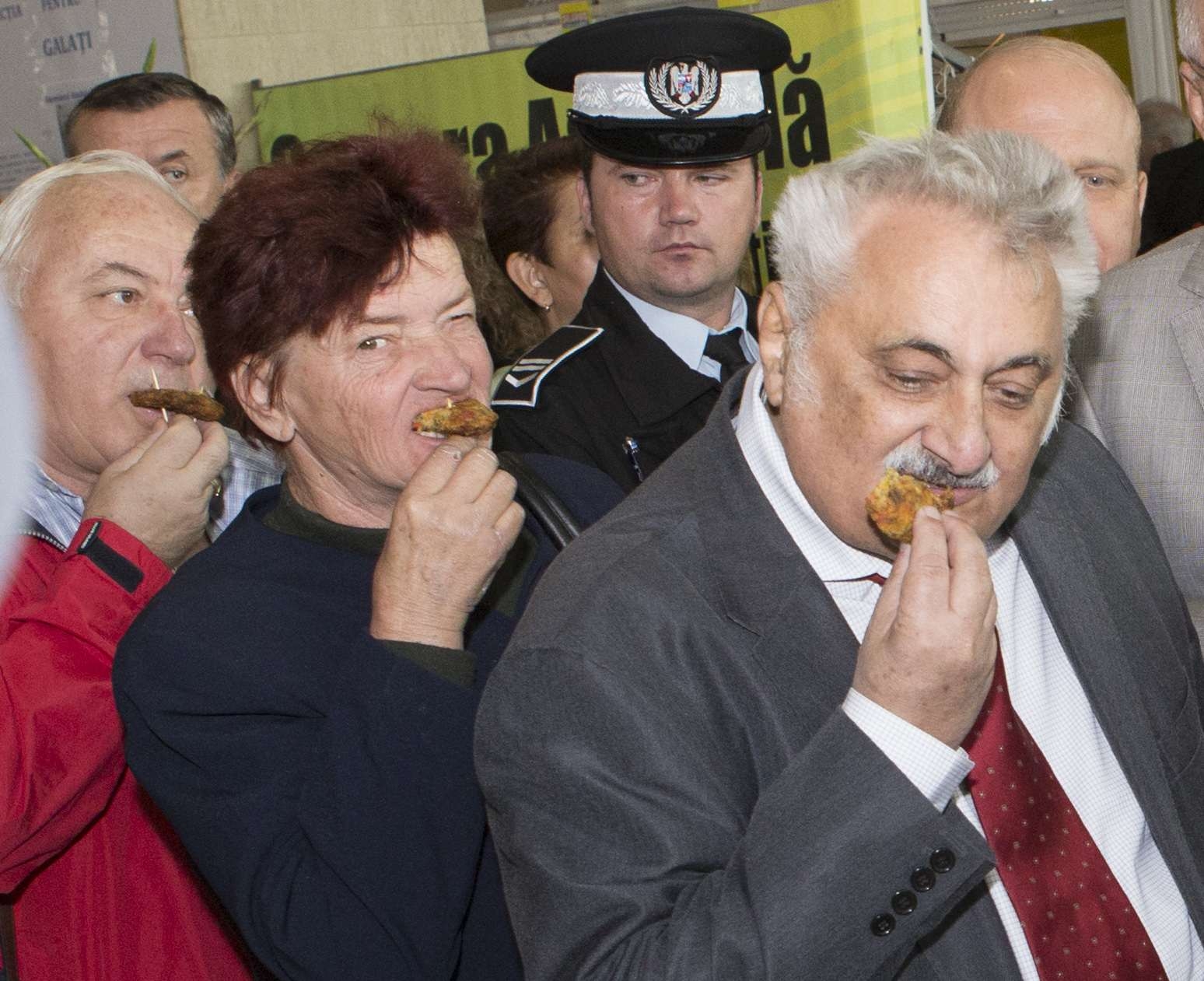 PAMFLET/ Bacalbaşa pune câinii pe candidaţi