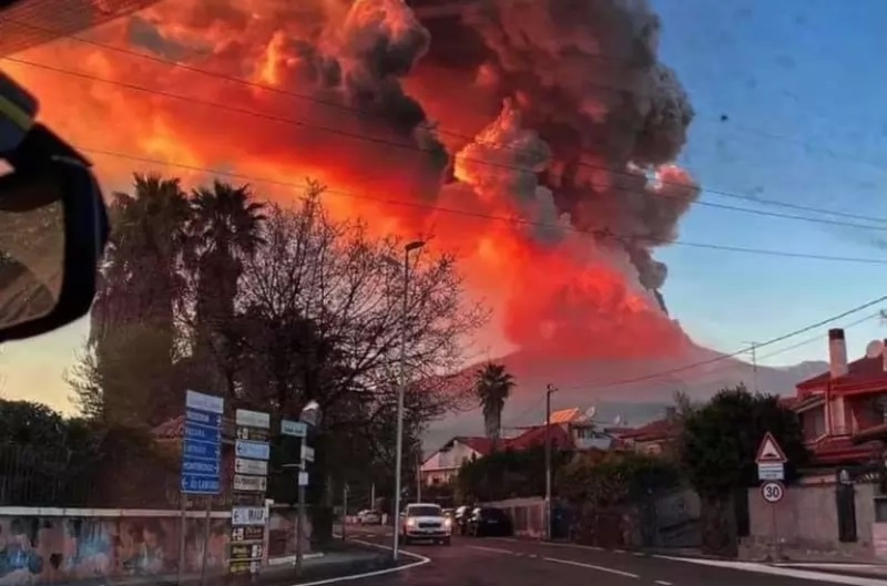 Erupția vulcanului Etna închide aeroportul din Catania