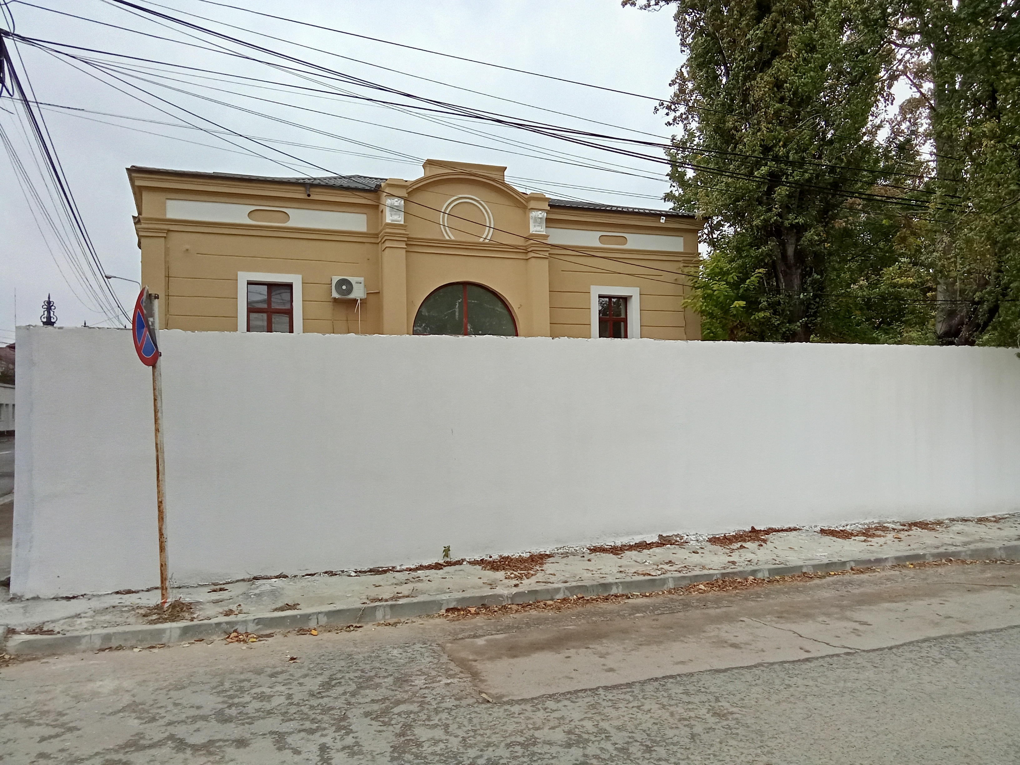 Proaspăt renovată, ascunsă în spatele unui zid „de apărare” (FOTO)