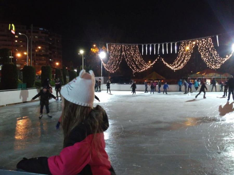 Patinoar în aer liber şi parc de distracţie