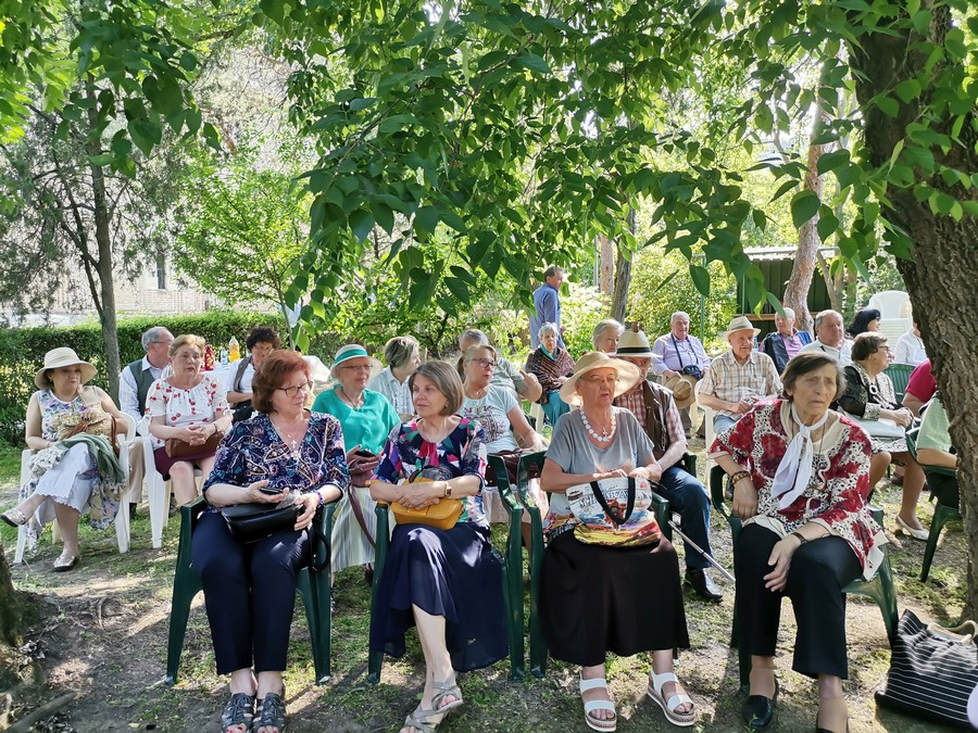 Dublă lansare de carte în curtea Bisericii Precista