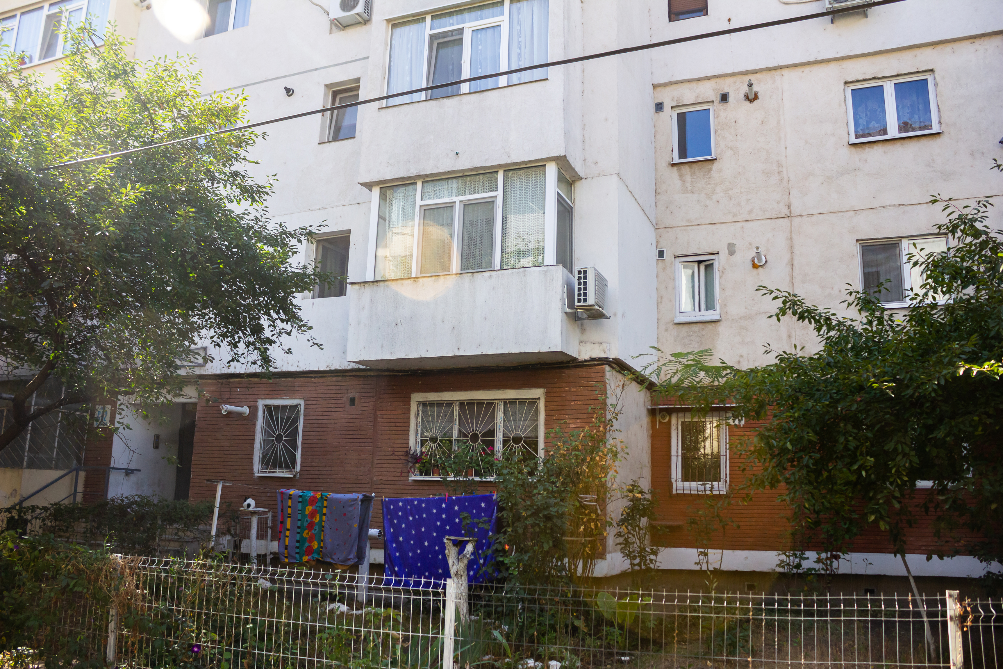 O profesoară își terorizează vecinii în fiecare noapte