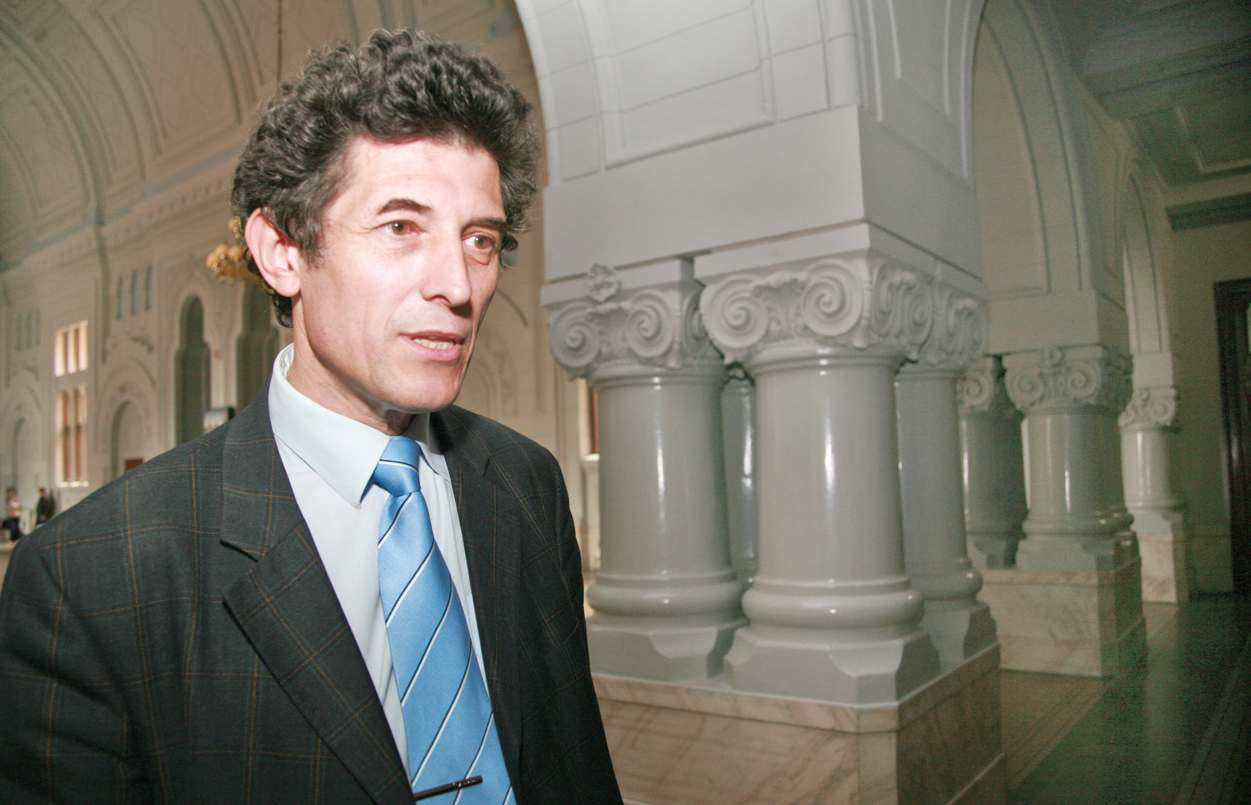 Şase luni cu suspendare pentru profesorul Chifan