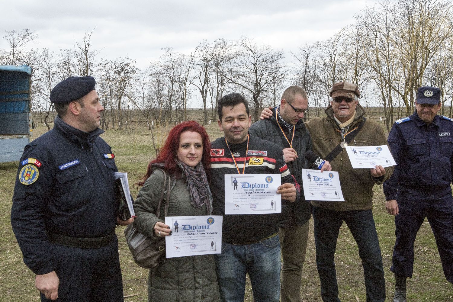 Pregătiţi de luptă/ Jurnaliştii VL, aşi la pistol-mitralieră