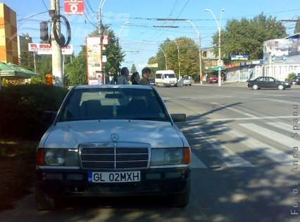 Trotuar transformat în parcare