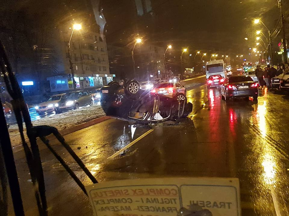 Băut, s-a răsturnat cu o mașină luată cu împrumut