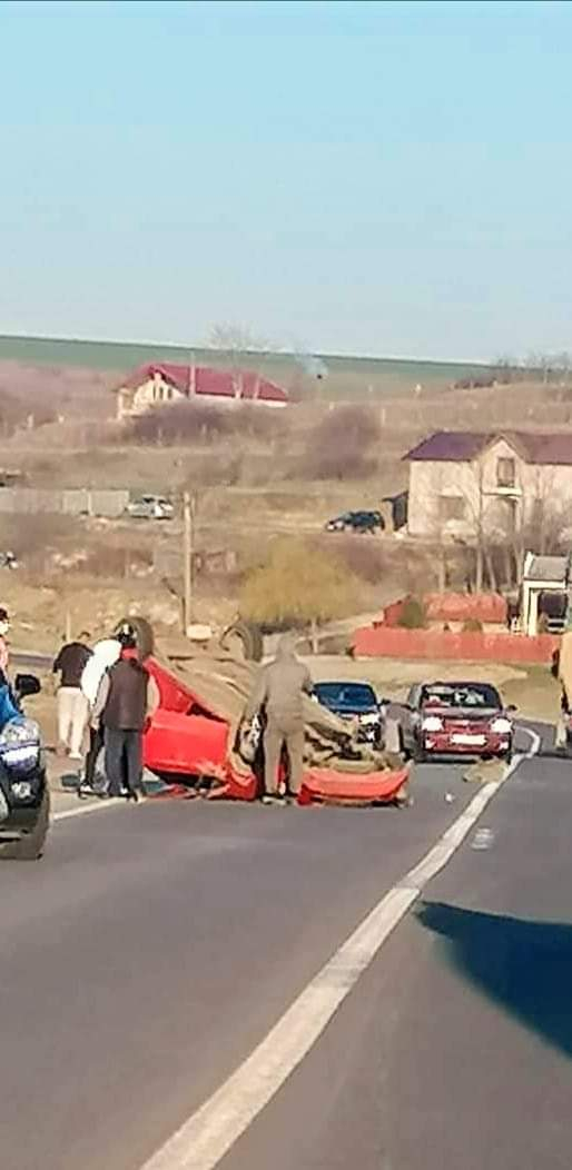 O șoferiță s-a răsturnat cu mașina