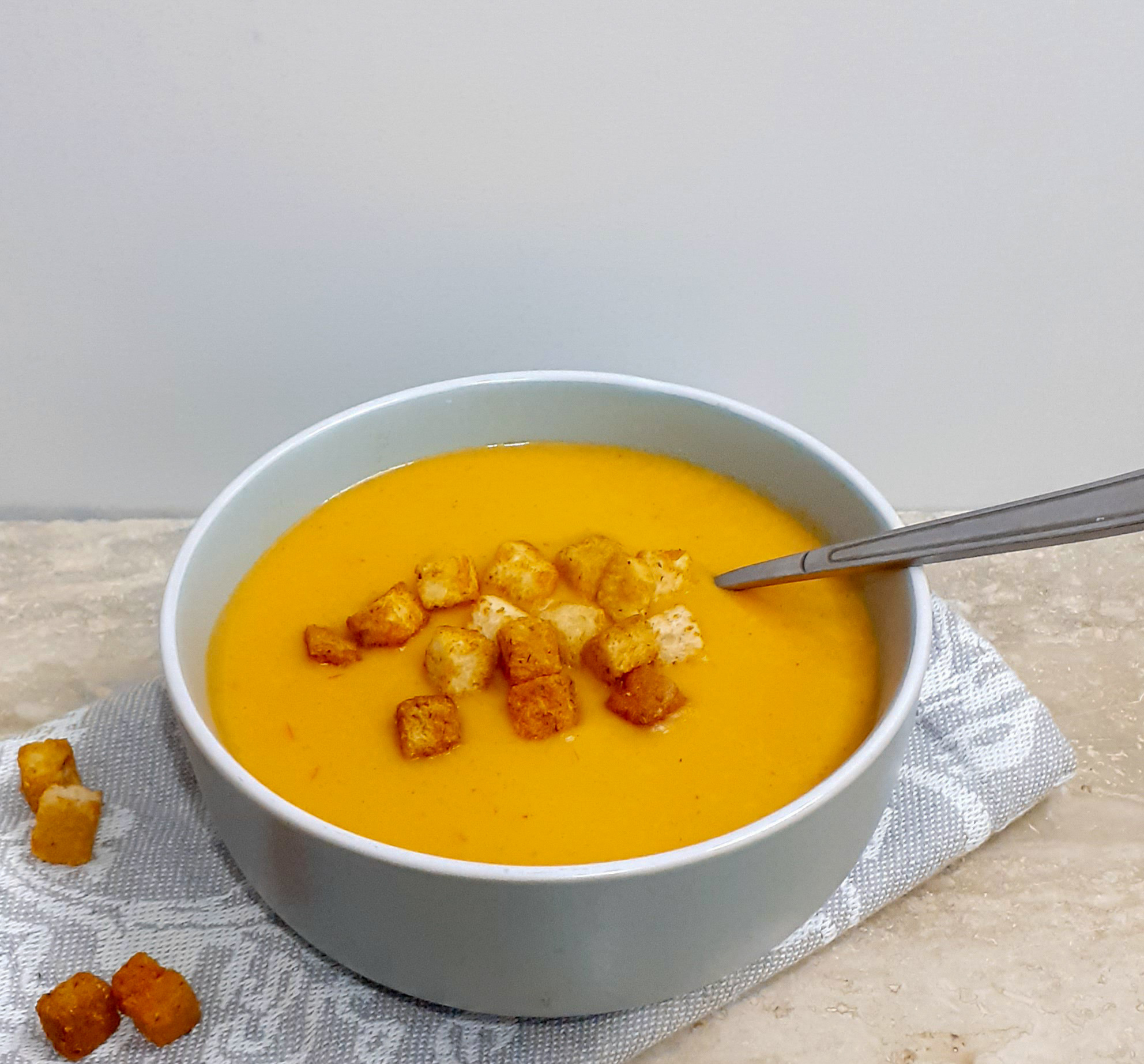 Supă-cremă de legume cu crutoane, ideală pentru zilele caniculare