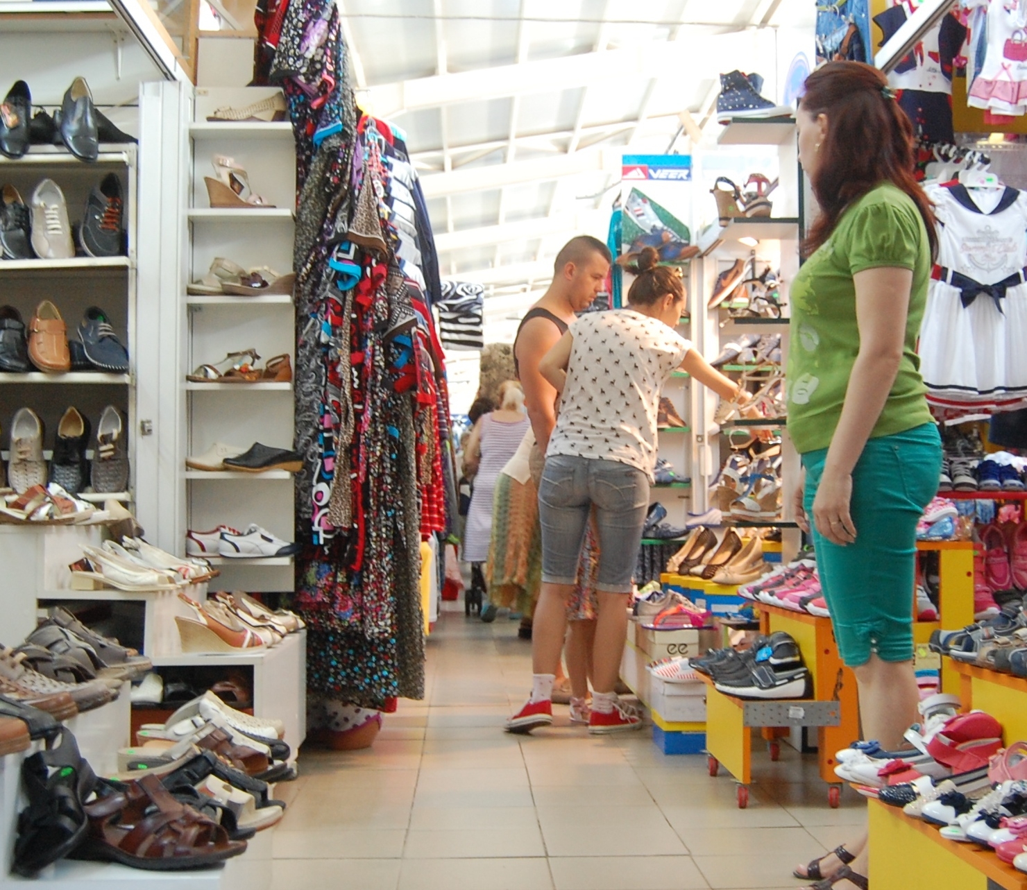 JALE în Piaţa Centrală/ Comercianţii se plâng că sunt FURAŢI fără ca Poliţia să intervină