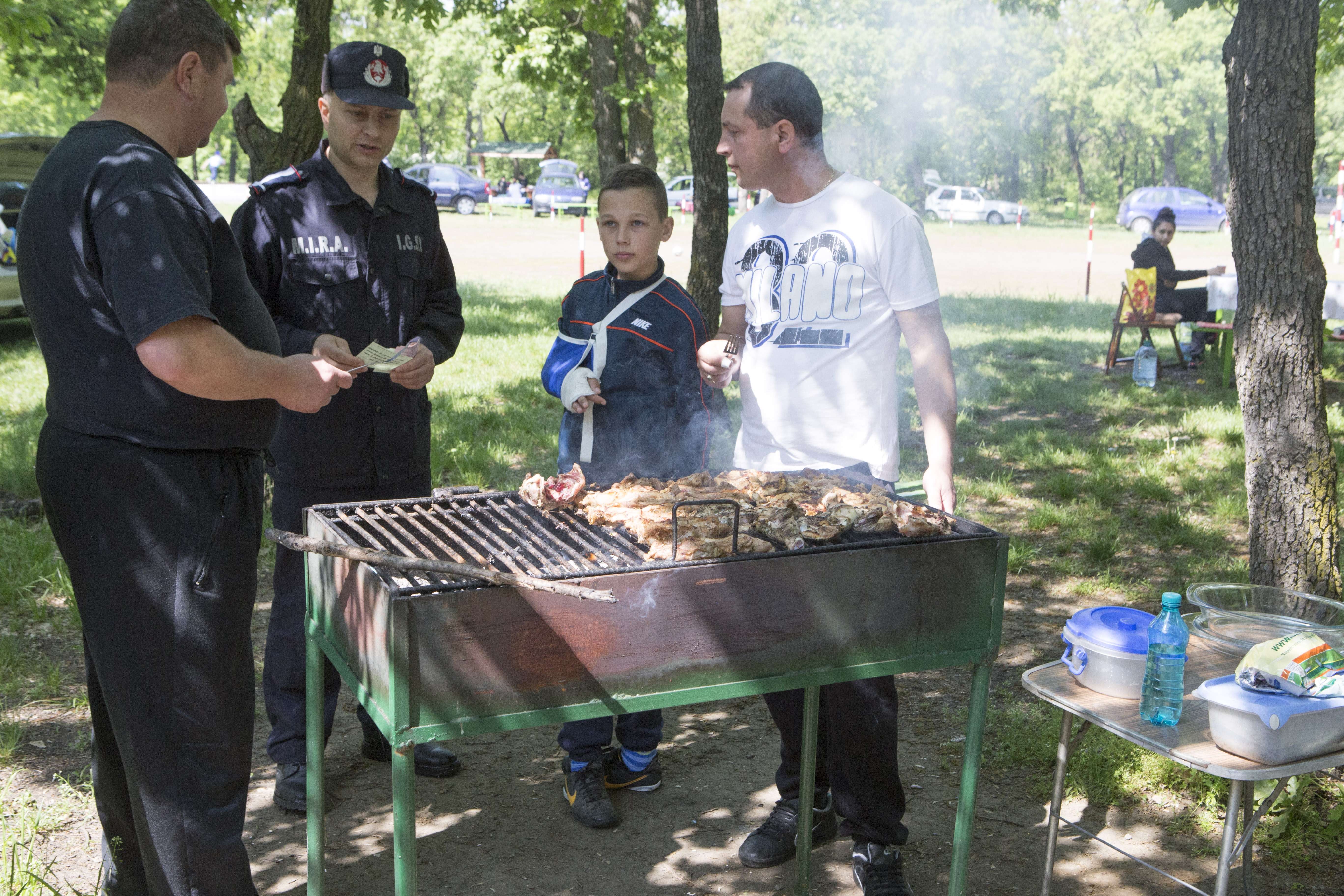 În minivacanţa de 1 Mai: Grătaragiii dintre blocuri, opriţi de Garda de Mediu