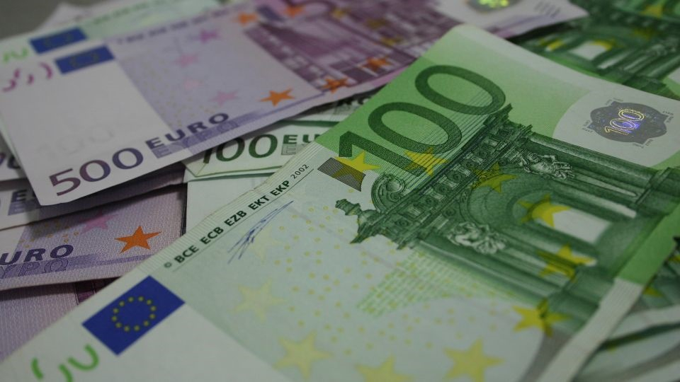 Se anticipează o scădere a cursului euro, spre finalul anului