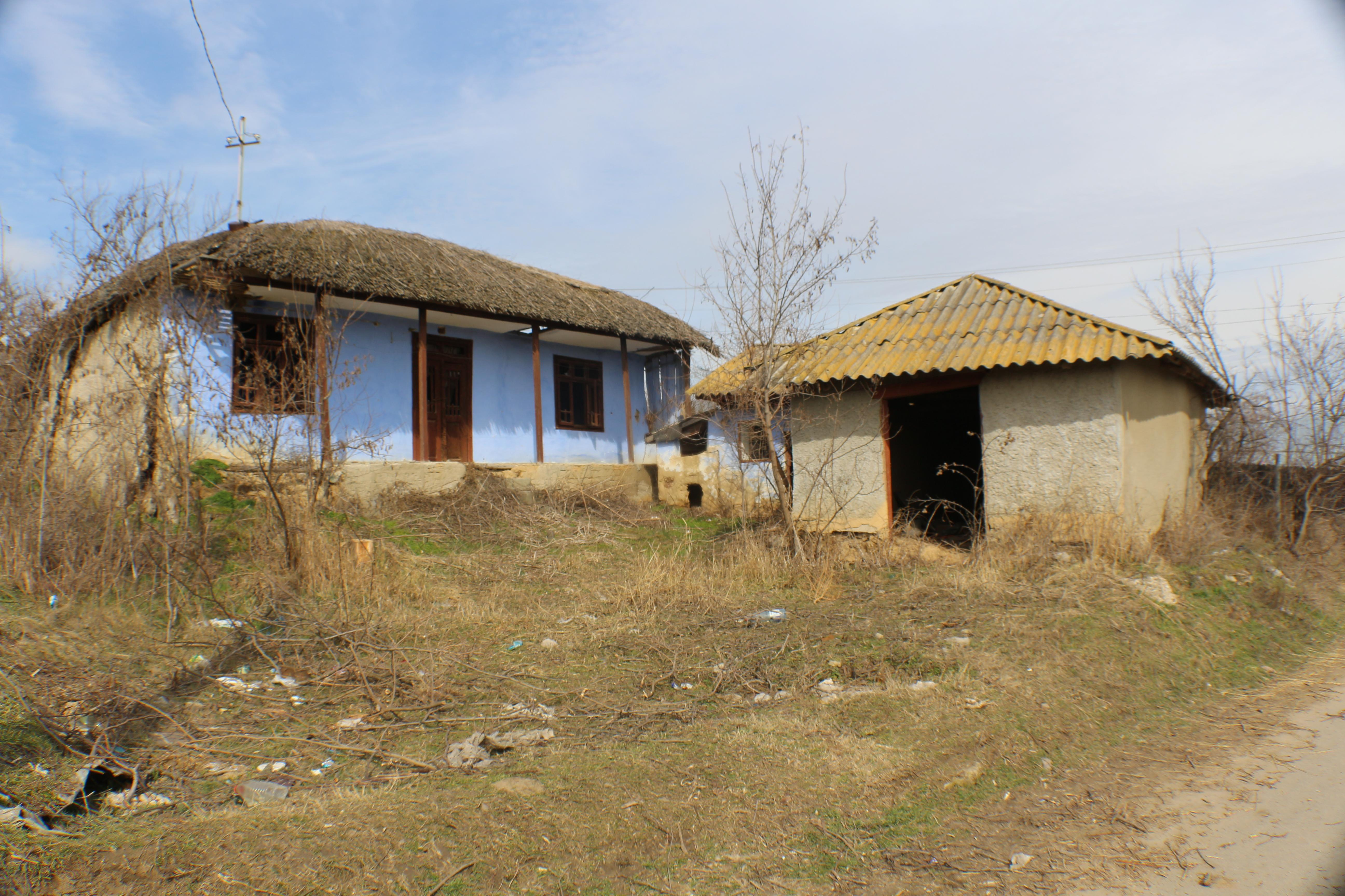 Vlădeştiul, împânzit de case care stau să cadă