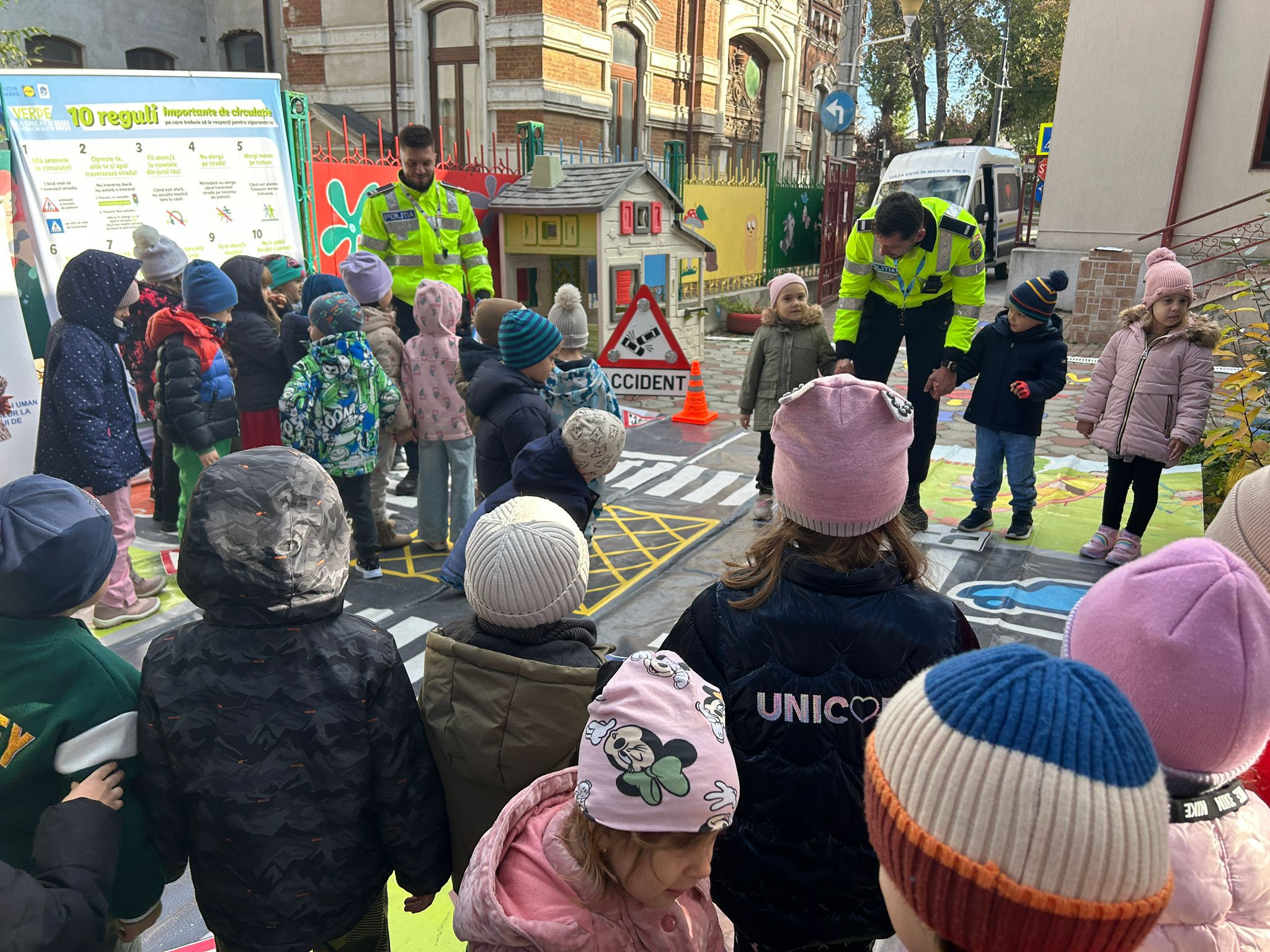 Poliția a luat cu asalt grădinițele din județ