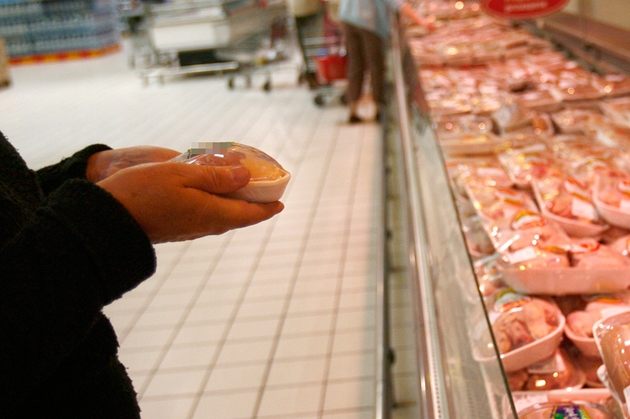 CARNE EXPIRATĂ găsită în magazinele gălăţene de inspectorii PROTECŢIEI CONSUMATORILOR