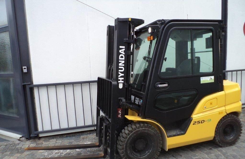 Femeie lovită de motostivuitor, la mall