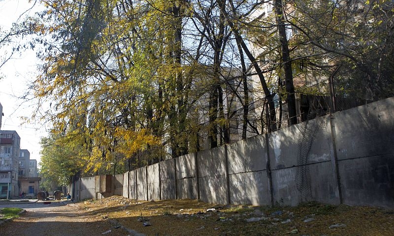 Construcţii care urâţesc Galaţiul / Gard de puşcărie la Spitalul Judeţean