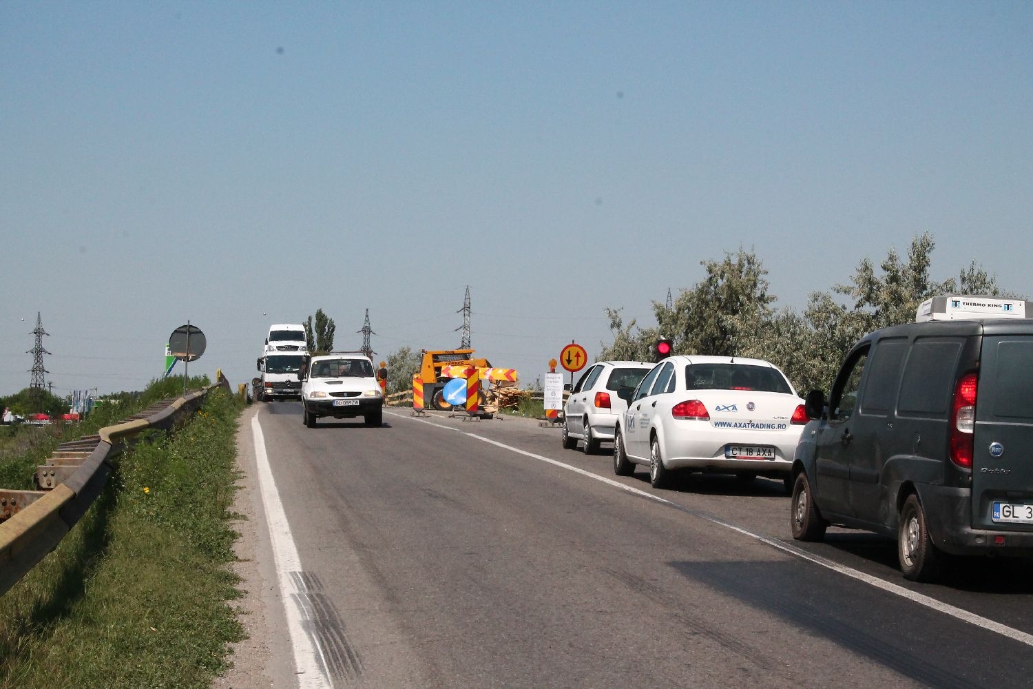 Şoferi, înarmaţi-vă cu apă şi răbdare! LUCRĂRILE LA DIG riscă să paralizeze traficul pe DN 25