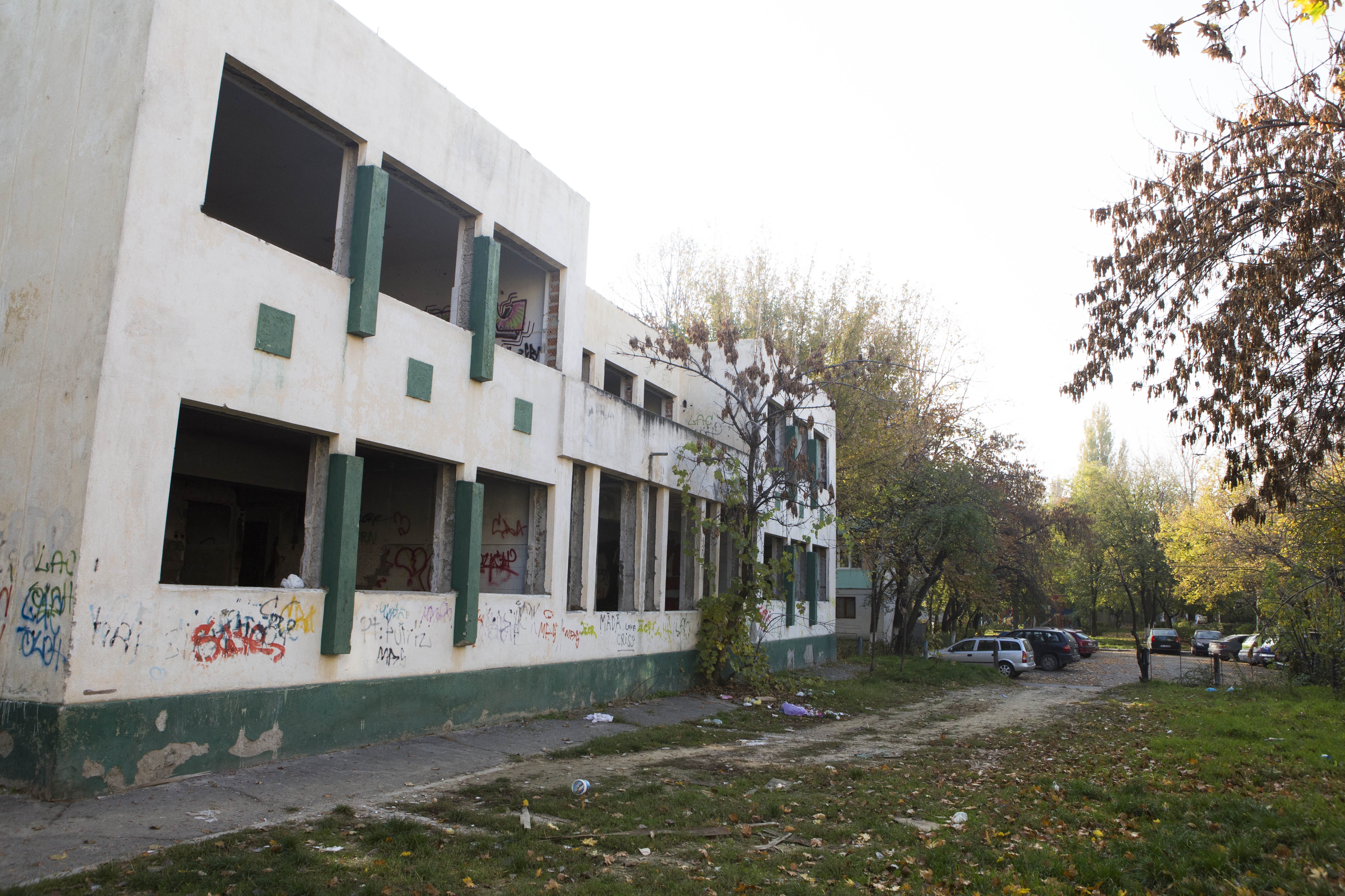 Fostul centru de transfuzii, focar de infecţie şi adăpost pentru aurolaci