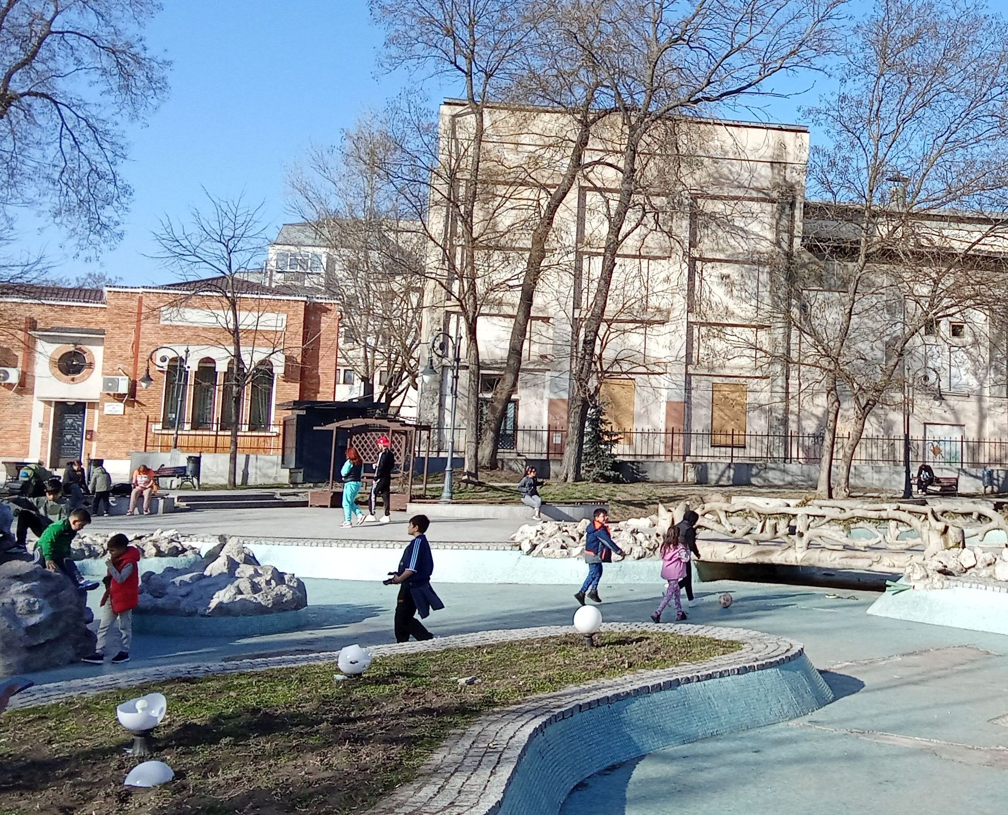 Poza zilei. Cum se „regenerează urban” cea mai veche arteziană din Parcul „Eminescu”