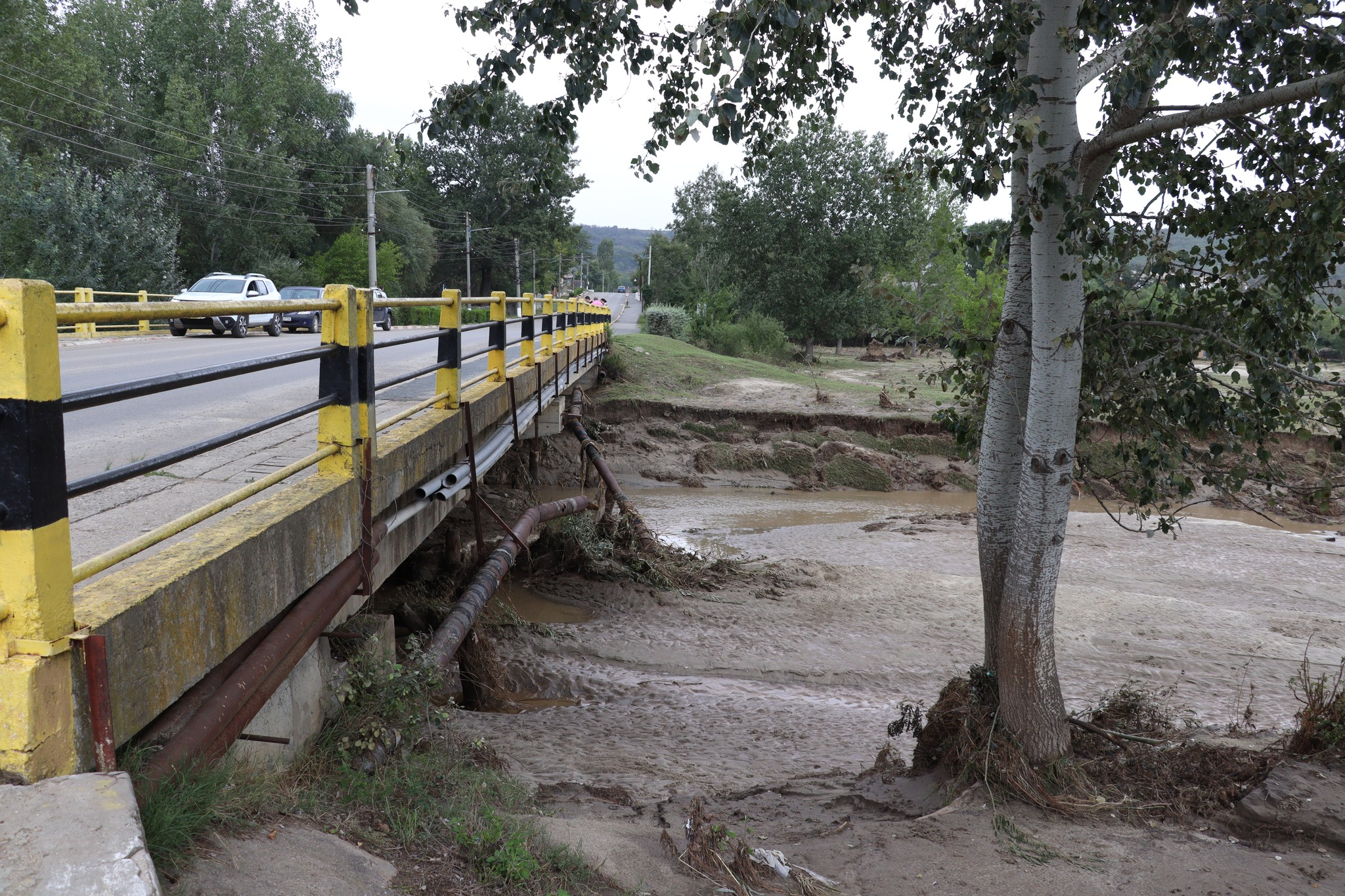 Drumurile din 30 de localități gălățene, grav afectate de inundații