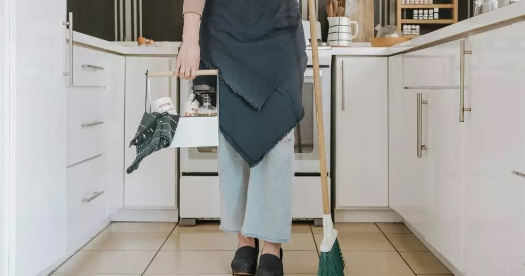 Românii pot angaja și plăti legal personal pentru activități casnice