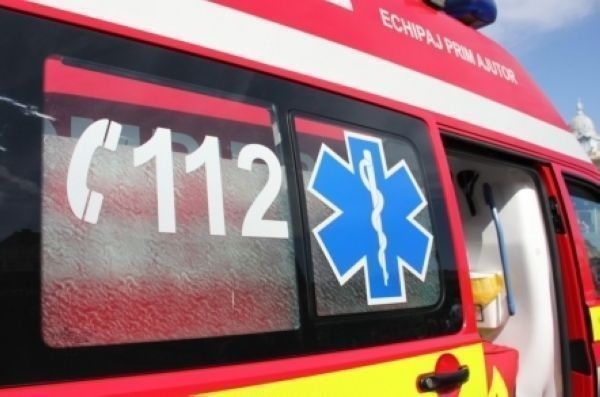 O dubă scăpată de sub control a băgat trei oameni în spital. Doi sunt în stare gravă